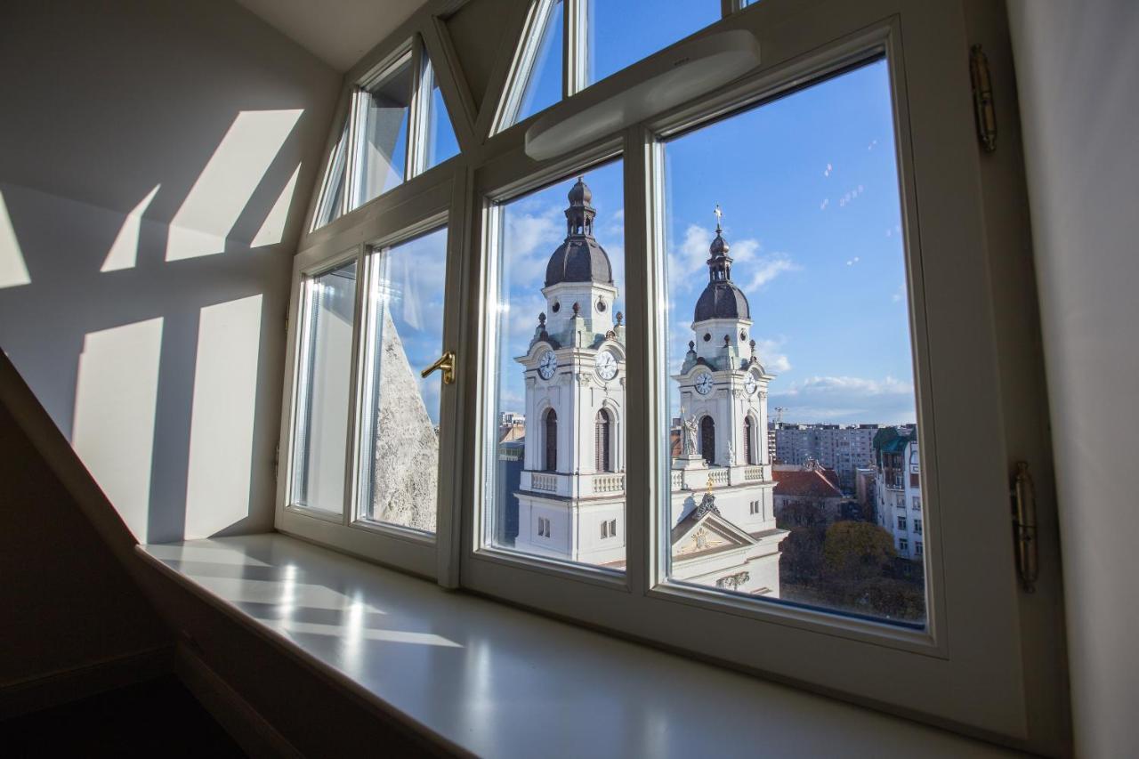 Zoya Luxury Residence Budapeste Exterior foto View from the stairwell
