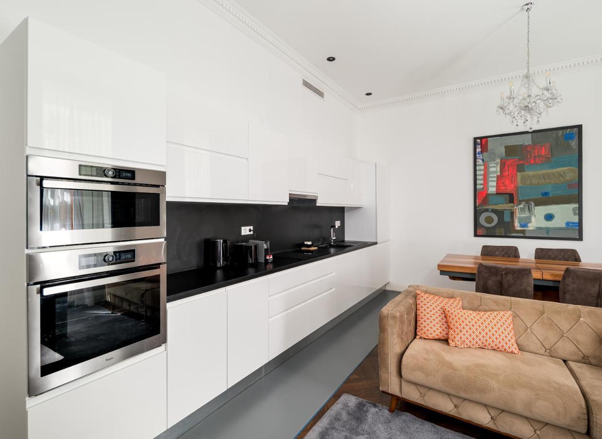Zoya Luxury Residence Budapeste Exterior foto A kitchen in a private home