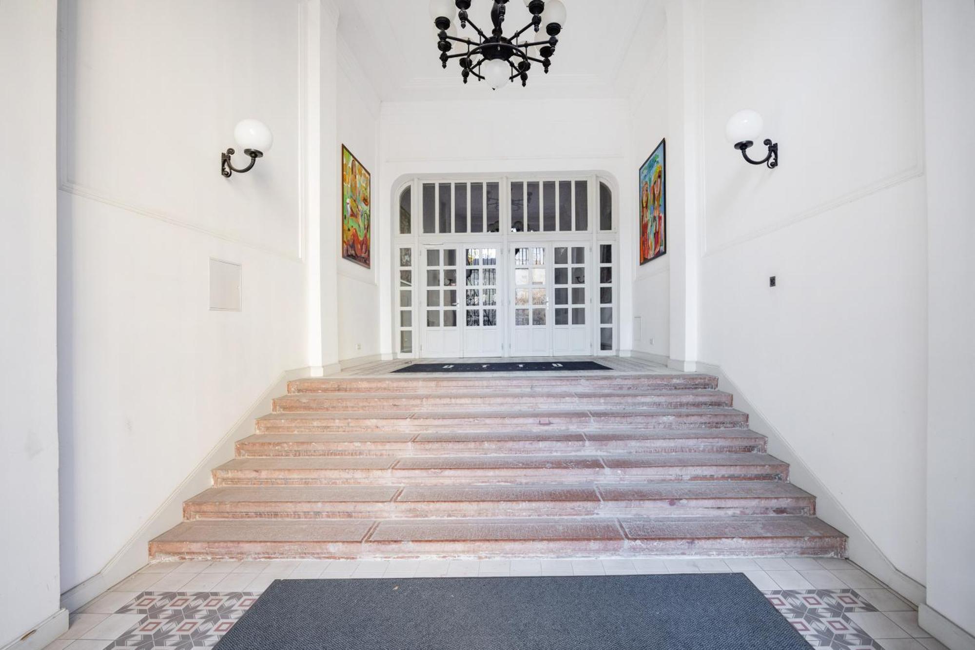 Zoya Luxury Residence Budapeste Exterior foto Entrance to the museum