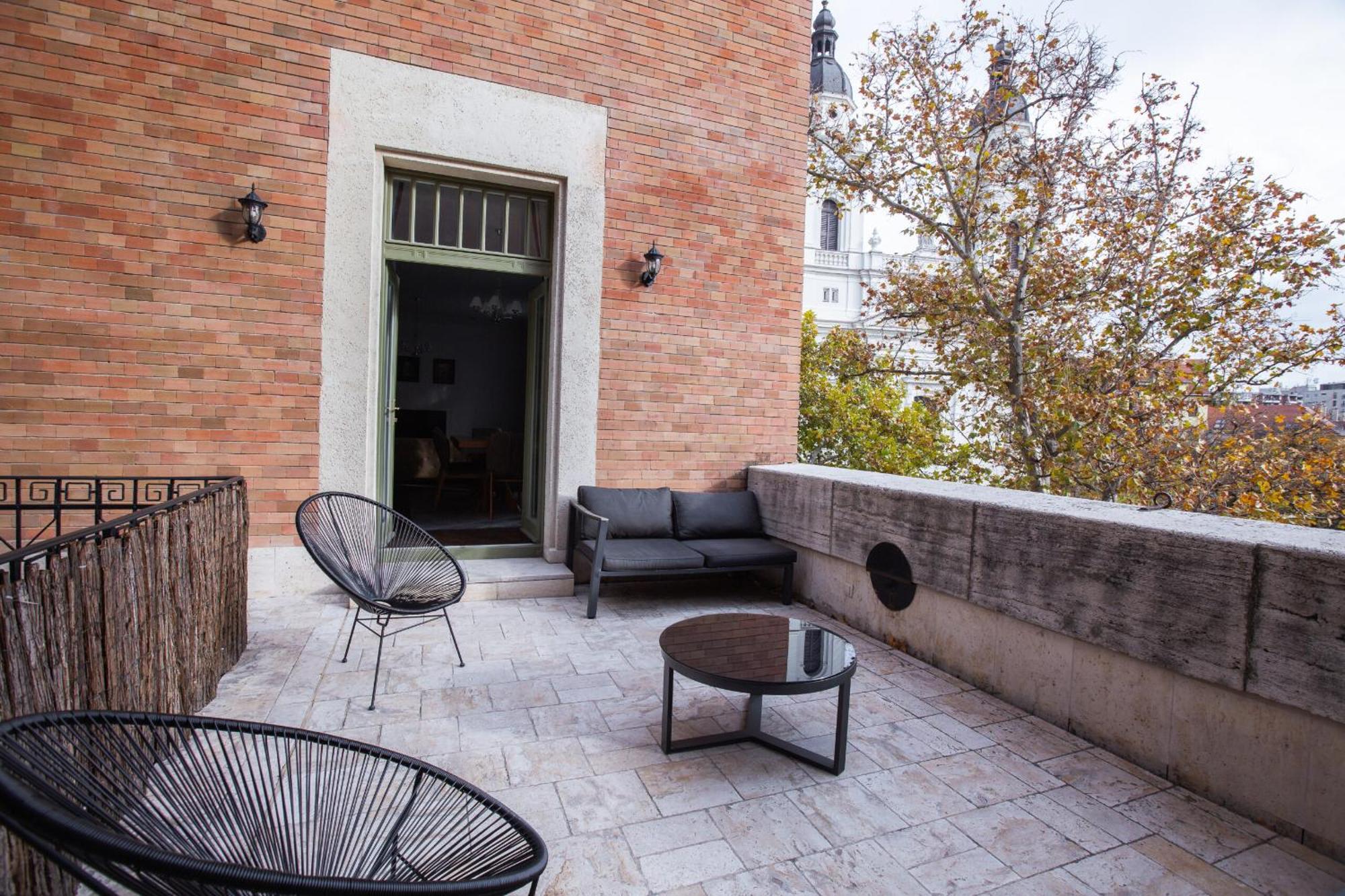 Zoya Luxury Residence Budapeste Exterior foto The terrace of the hotel