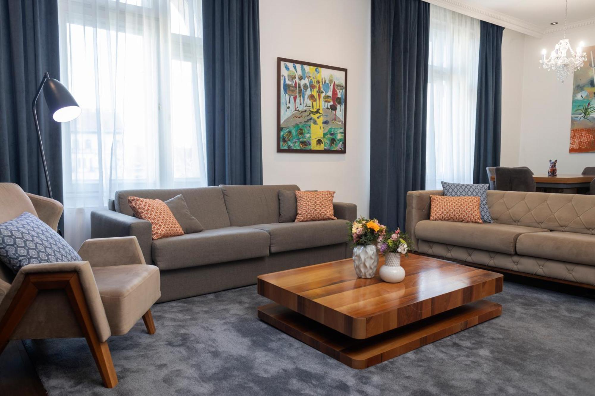 Zoya Luxury Residence Budapeste Exterior foto The living room of the presidential suite