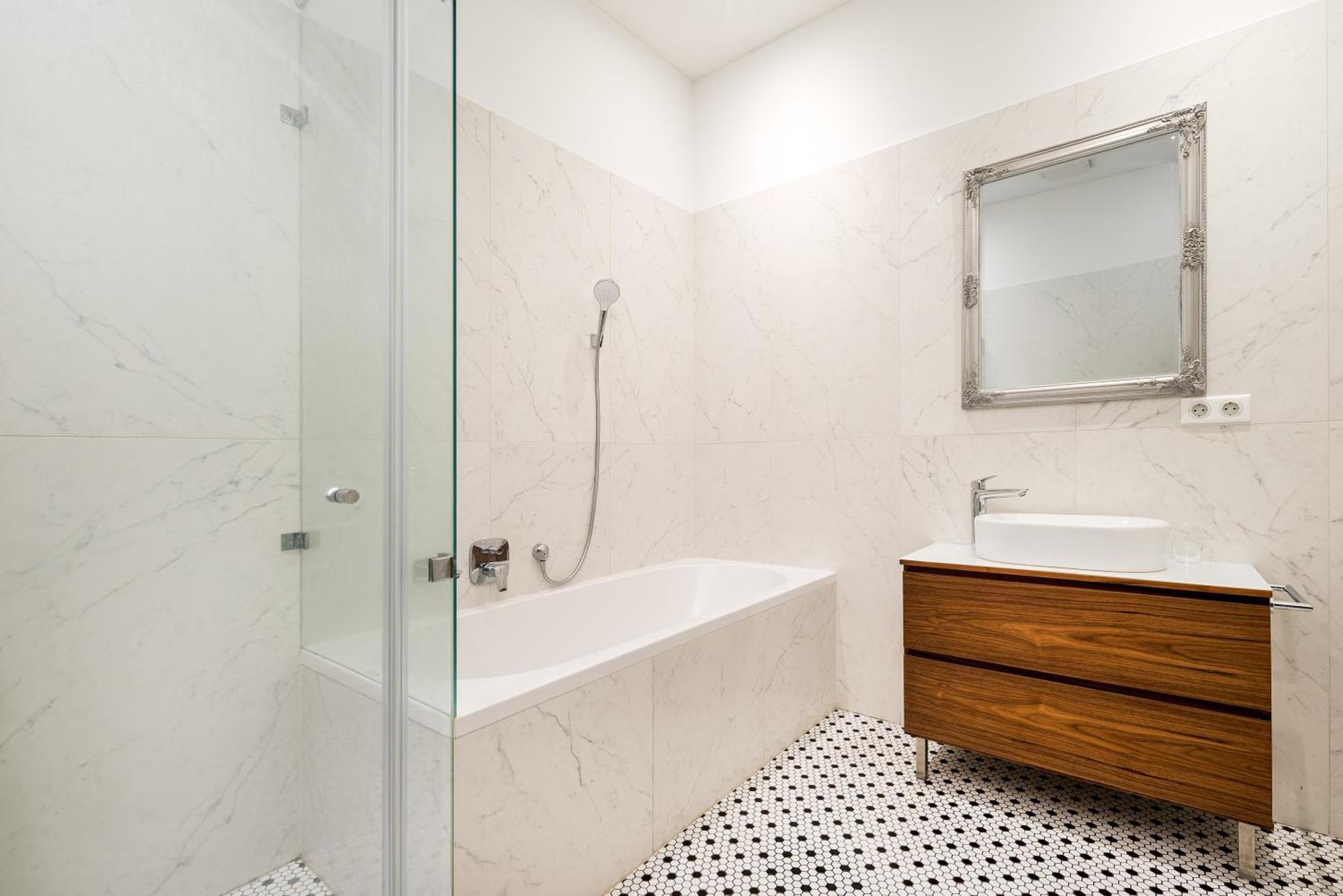 Zoya Luxury Residence Budapeste Exterior foto Bathroom with shower enclosure