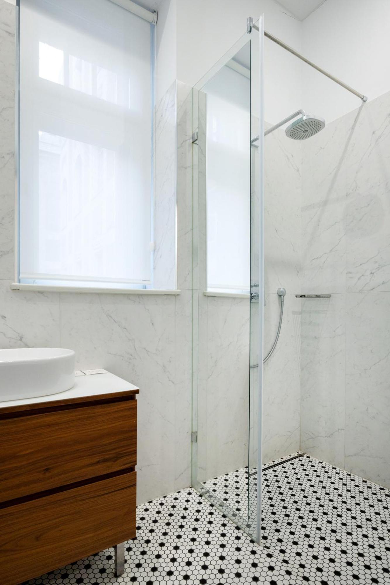 Zoya Luxury Residence Budapeste Exterior foto A shower door