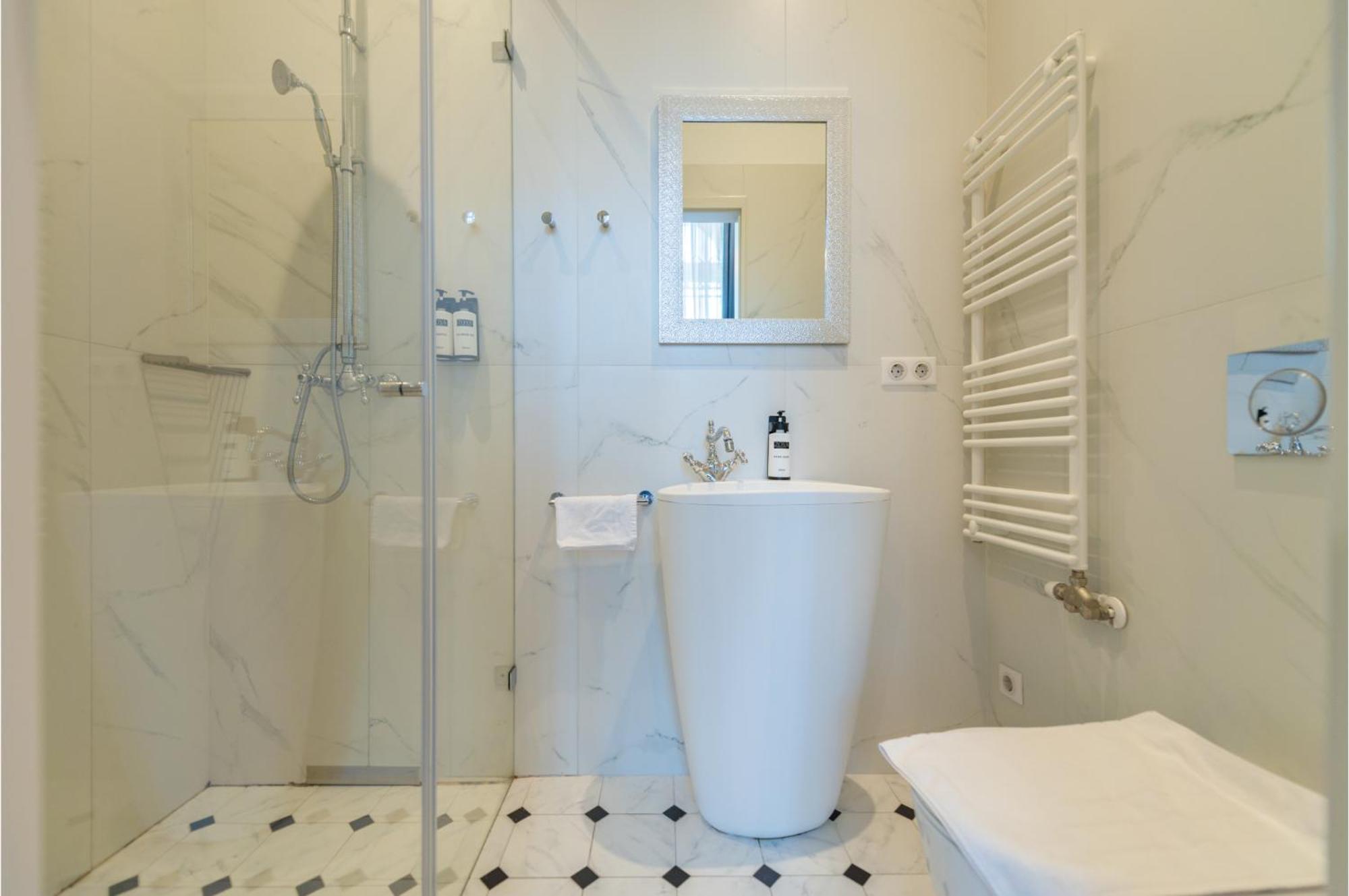 Zoya Luxury Residence Budapeste Exterior foto A modern bathroom