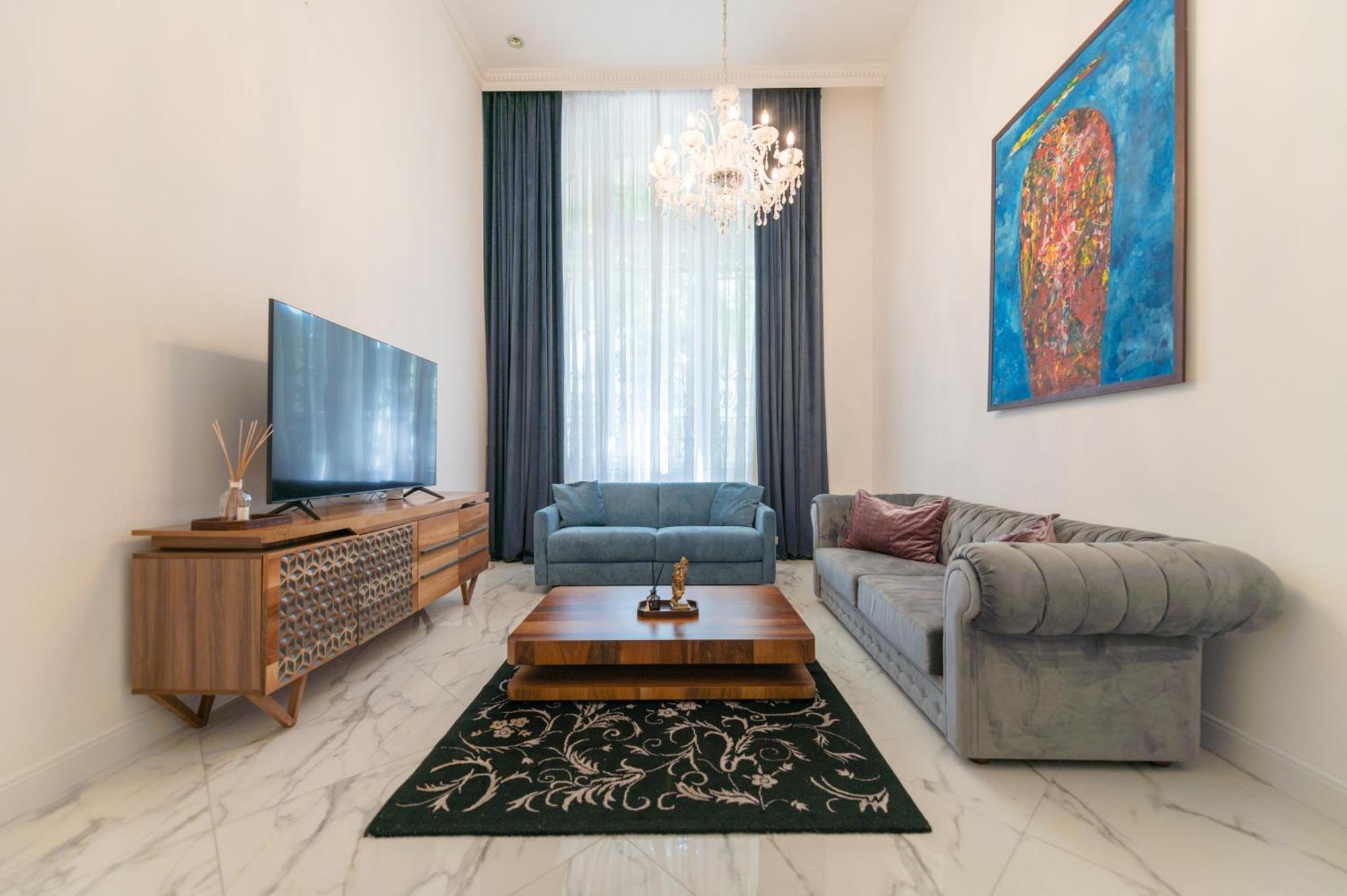Zoya Luxury Residence Budapeste Exterior foto A living room with a carpet