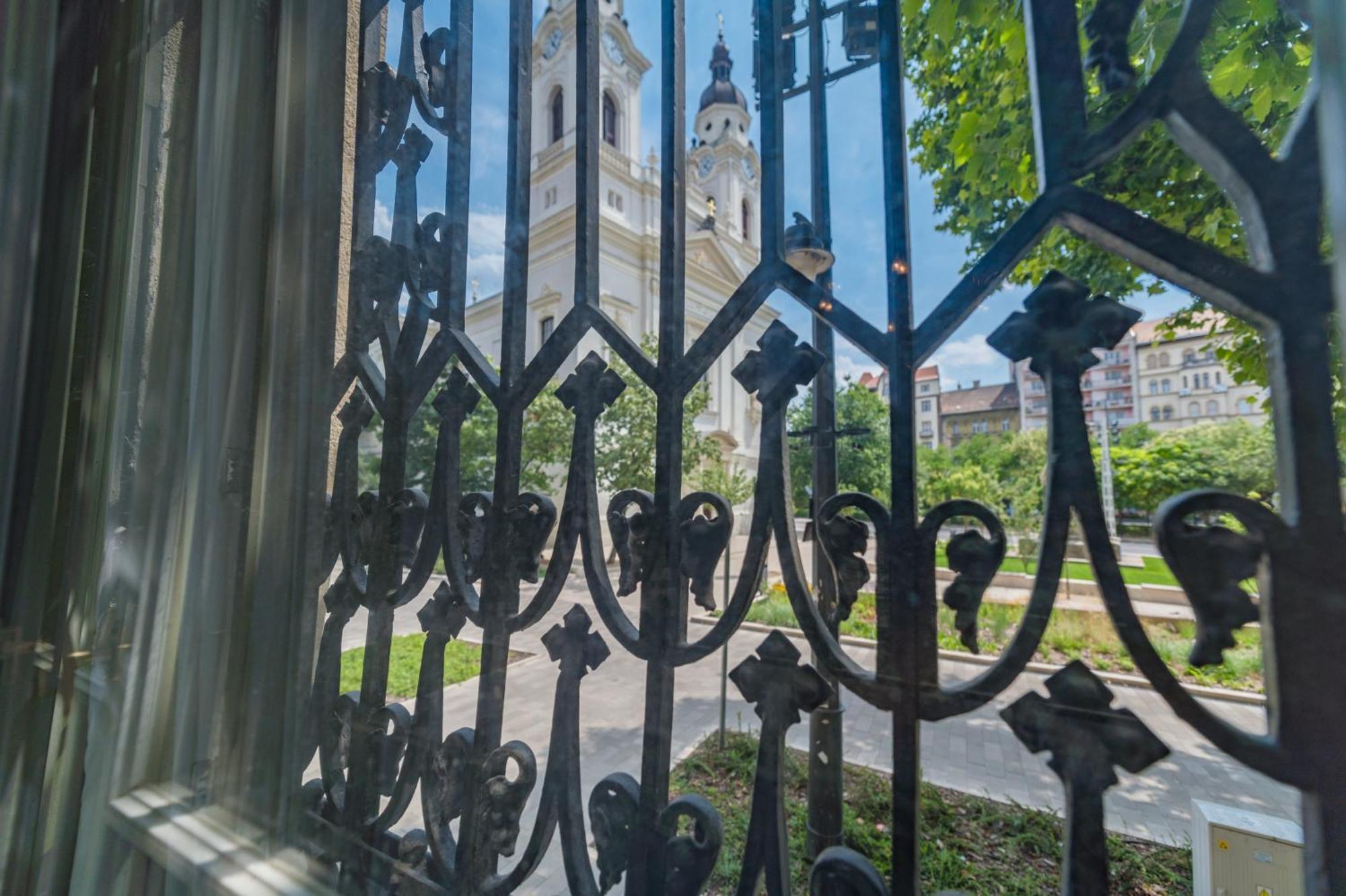 Zoya Luxury Residence Budapeste Exterior foto The church of Saint-Pierre-Saint-Paul