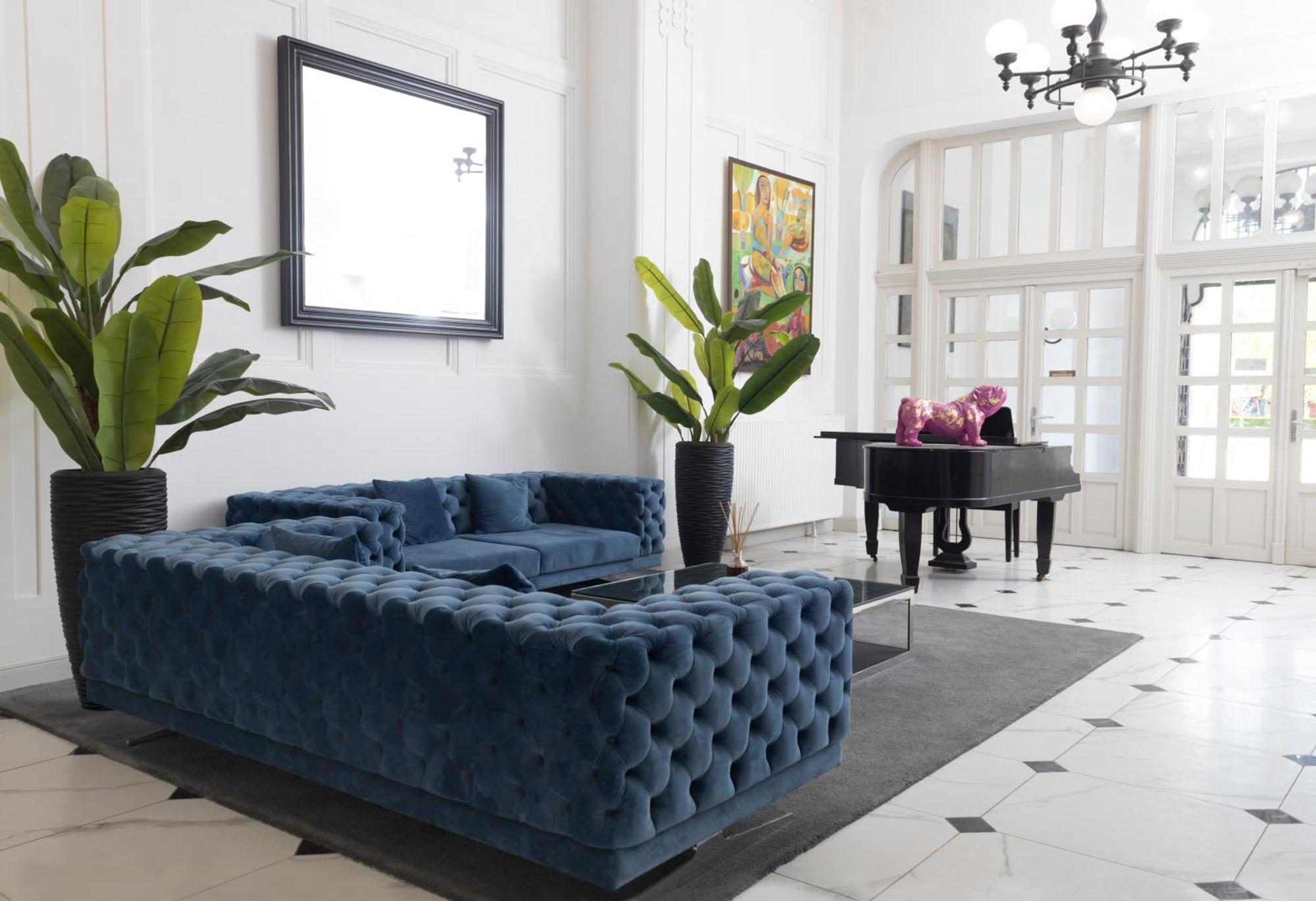 Zoya Luxury Residence Budapeste Exterior foto A blue velvet sofa