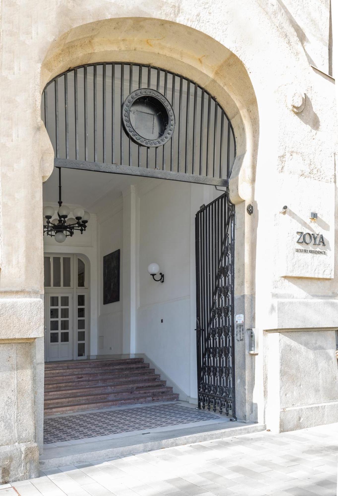 Zoya Luxury Residence Budapeste Exterior foto Entrance to the Zoya Museum