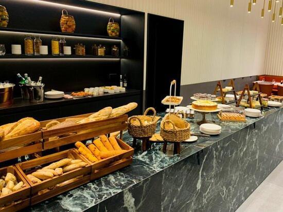 Zoya Luxury Residence Budapeste Exterior foto A buffet at a hotel