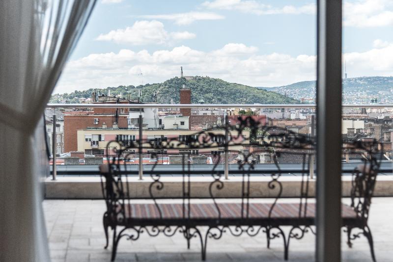 Zoya Luxury Residence Budapeste Exterior foto View of the mountain from the hotel